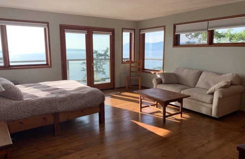 Pender Island House | Lovely 5 Bedroom Waterfront Home!