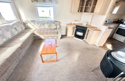 Leysdown-on-Sea House | Lovely 8 berth caravan at Harts Holiday Park in Kent ref 74066B