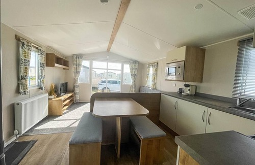 Barmston House | Lovely 8 berth caravan for hire at Barmston Beach Holiday Park ref 62002O