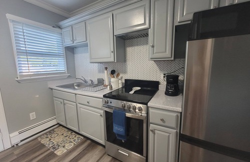 Baywood Apartment | Lovely and Cozy 1 Bedroom Apartment in Bay Shore