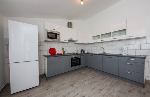 Kastel Gomilica Apartment | Lovely Apartment with Panoramic Sea Views & Swimming Pool