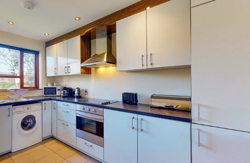 Castlemartyr Apartment | Lovely apartment for 4 guests with WIFI, TV, pets allowed and parking