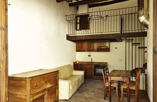 Capolona Apartment | Lovely apartment for 2 people with pool, WIFI, TV, pets allowed and parking, close to Arezzo