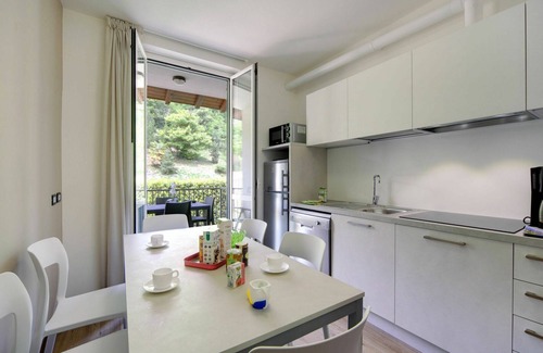 Fondotoce Apartment | Lovely apartment for 7 people with WIFI, pool, TV, balcony and parking