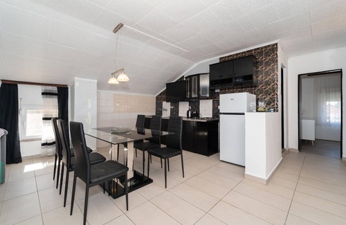 Donji Karin Apartment | Lovely apartment in Benkovac with WiFi