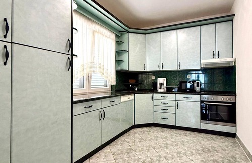 Sestanovac Apartment | Lovely apartment in Katuni with WiFi