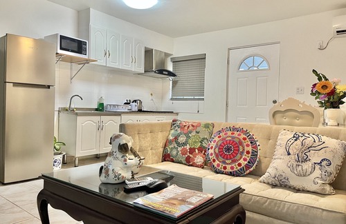 The Bight Apartment | Lovely Apartment with King Size Bed in Venetian Road