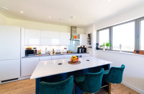 Royal Docks Apartment | Lovely Apartment With Terrace and City Views!