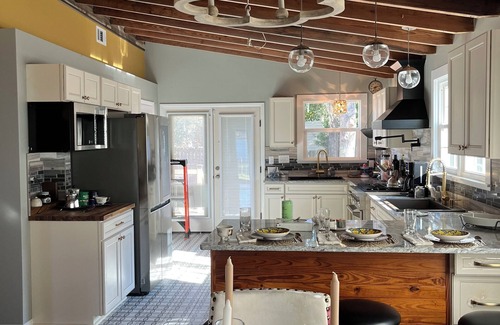 Quincy House | “Lovely” Bungalow near downtown Quincy!