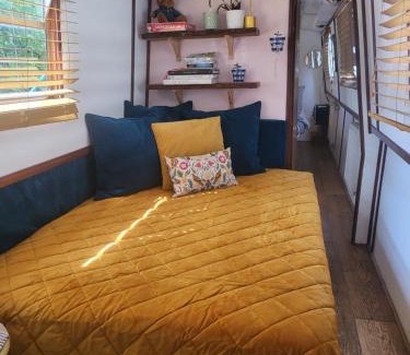 Westbourne Green Boat Rental | Lovely Canal Boat in Little Venice for Family & Friends