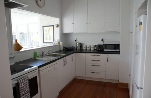 Hastings House | Lovely clean, comfortable, 3 bedroom family home in Central Hastings.