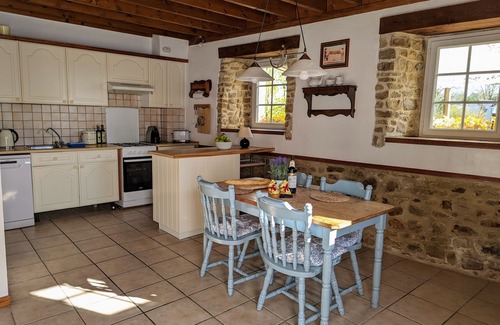 Vesly Cottage | Lovely cottage sleeps 4 with shared pool & lawn tennis court, dogs welcome