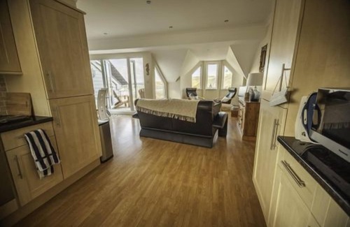 Mortehoe Apartment | Lovely dog friendly 2 bed apartment opposite Combesgate Beach with fab views and balcony.