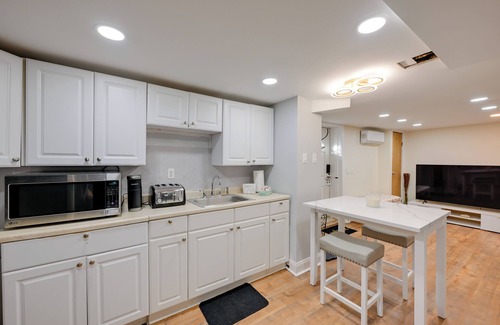 North Valley Stream Apartment | Lovely Elmont Apartment - Walk to Bus Stop!