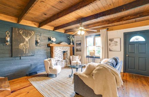 Benton House | Lovely Gilbertsville Cabin with Patio, 4 Mi to Water