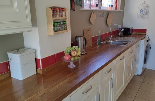 Wootton Bassett House | Lovely holiday home on the edge of The Cotswolds, sleeps 6, dogs welcome!