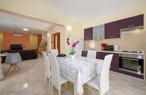 Mofardini House | Lovely home in Tinjan with WiFi