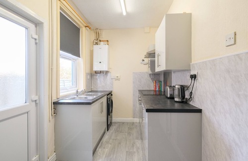 Hartshill House | Lovely large 2-Bed House with 2 Reception Rooms