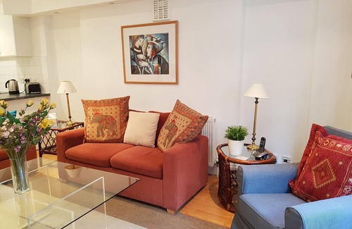 Addison Apartment | Lovely Large Garden Flat near Westfield & Olympia