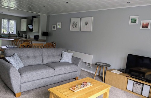 South Cerney House | Lovely lodge with private deck and stunning lake view in Cotswolds Water Parks.