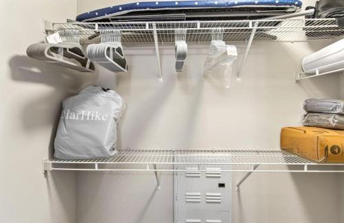 Chestnut Apartment | Lovely Modern 1Br KingBed FreeParking Wi-Fi