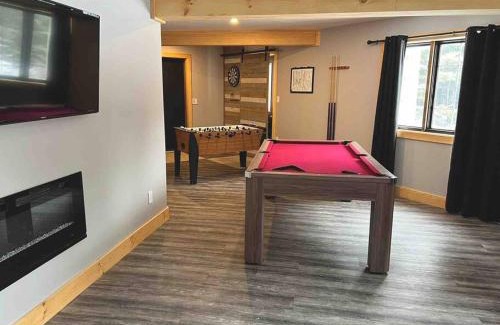 Bracebridge Ski Chalet | Lovely Muskoka Waterfront Cottage-Hot tub & Sauna!