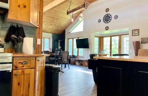 Bracebridge Ski Chalet | Lovely Muskoka Waterfront Cottage-Hot tub & Sauna!
