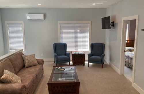 Frankfort Apartment | Lovely new above-garage apartment