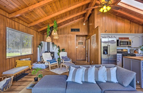 Yosemite Forks Cabin | Lovely Oakhurst Cabin w/Deck & Mtn Views!