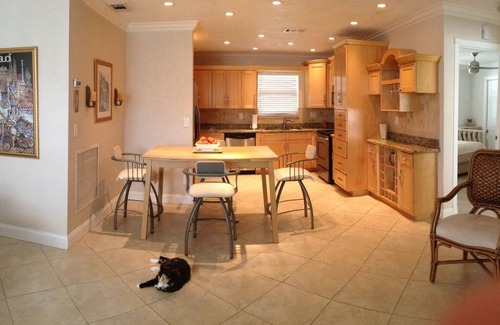 Naples Park Cottage | Lovely Pet Friendly Cottage