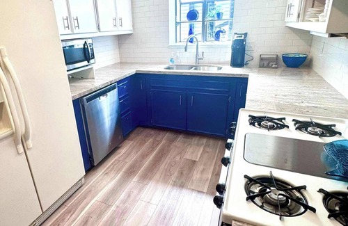 Beaumont House | Lovely Retro 2BR 2.5BA In Quiet Neighborhood