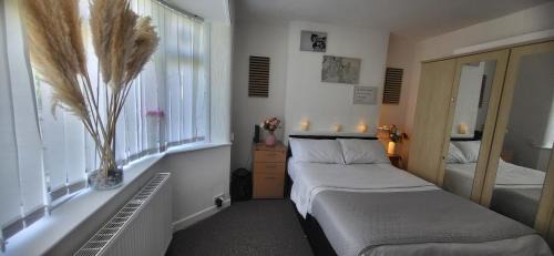 Broadheath House | Lovely room like a home away home near the airport