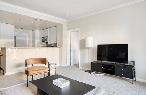 Central San Mateo Apartment | Lovely San Mateo 2BR w/Gym, Pool, Clubhouse & W/D, nr 101, by Blueground