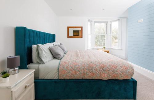 Felpham House | Lovely Seaside Villa & Gardens 40 Metres to Beach