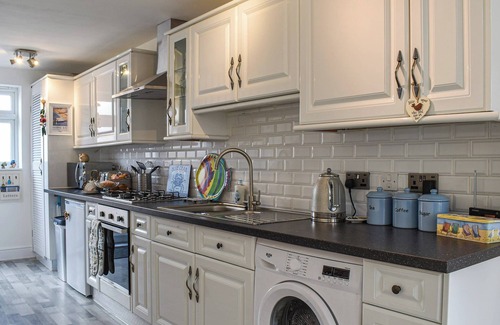 Herne Bay Cottage | Lovely semi-detached, one bedroomed house, 50 yards from beach.