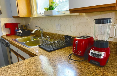 Shrewsbury Apartment | Lovely & Spacious 2 Br, W/King/Queen beds 2 Bath.