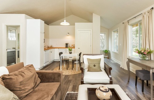 Lake Oswego House | Lovely Studio/Guesthouse in Lake Oswego