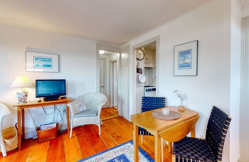 Wiscasset Apartment | Lovely studio w/full kitchen/free WiFi- next to river/antique shops/restaurants