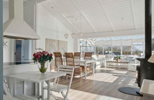 Grønninghoved Strand House | Lovely Summer House With Sea View