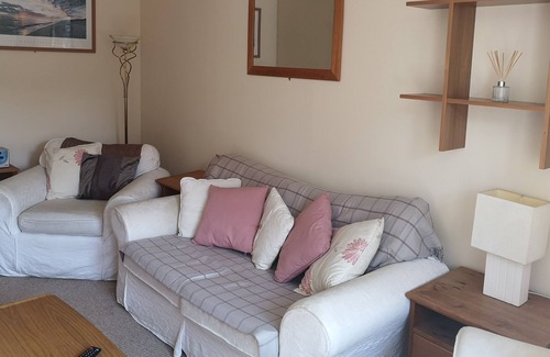 Ryde Villa | Lovely villa in picturesque waterside location