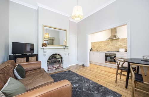 South Fremantle Apartment | Lovely warm and bright private apartment located in the heart of South Fremantle