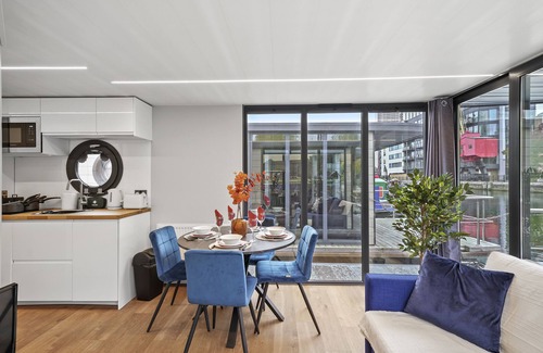 Canary Wharf Boat Rental | Lovely Water Lodge in London - Sleeps 6