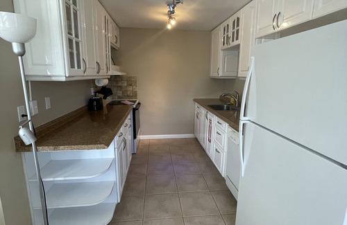 Riverside Park Apartment | Lovely waterfront two bedroom house with parking