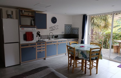 Chein-Dessus Apartment | Lovely waterfront apartment
