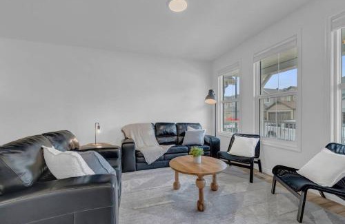 Southwest Edmonton House | LovelyHome-Foosball-NearAirport-5 Queen Beds -Air conditioning