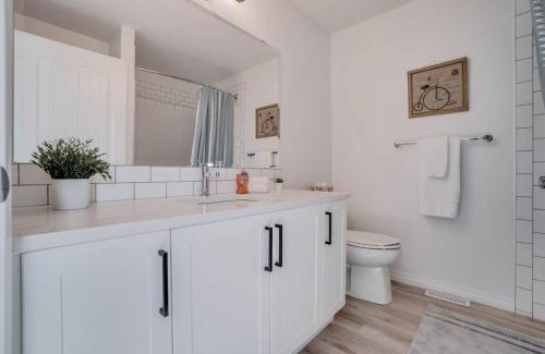 Southwest Edmonton House | LovelyHome-Foosball-NearAirport-5 Queen Beds -Air conditioning