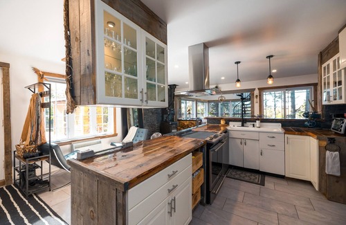 Pointe-au-Chene Ski Chalet | ❤️❤️❤️ LoveNestChalet | Hot Tub, Fireplace & BBQ ❤️ Lake & Mountain ❤️❤️❤️
