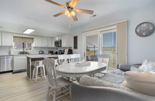 Windy Hill House | LOW Key by the Beach: 3BR/2BA steps to sand & pool