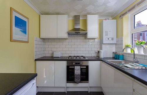Southsea Apartment | Lowcay Apartment D Private Bathroom