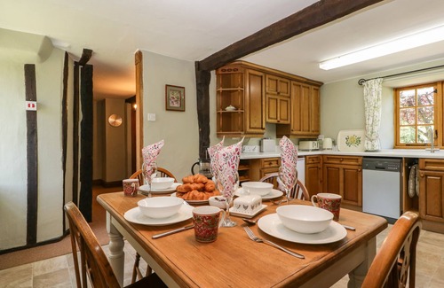 Aymestrey Cottage | LOWER COURT BYRE, family friendly, with open fire in Lingen
